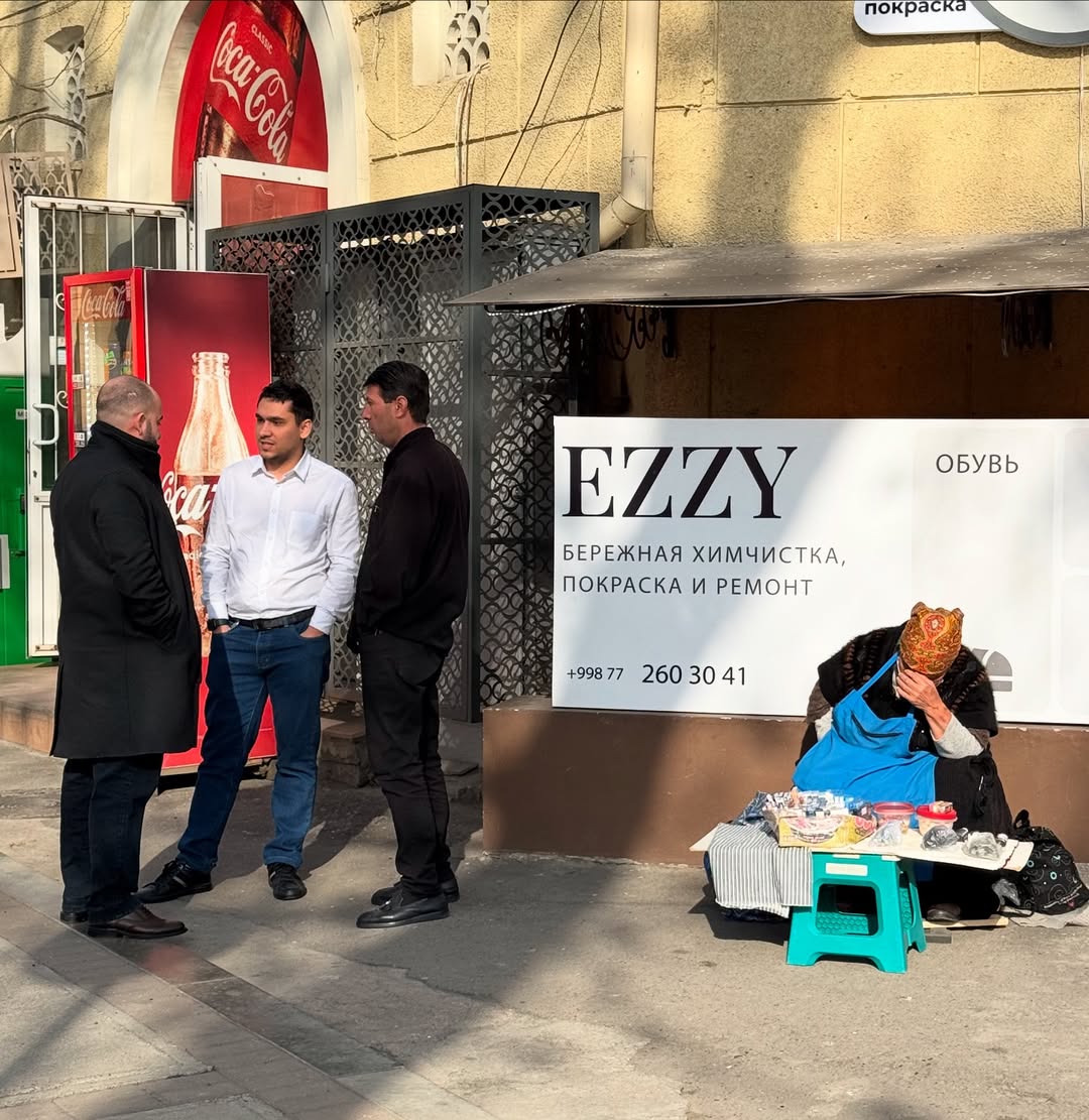Ezzy — баннер на улице